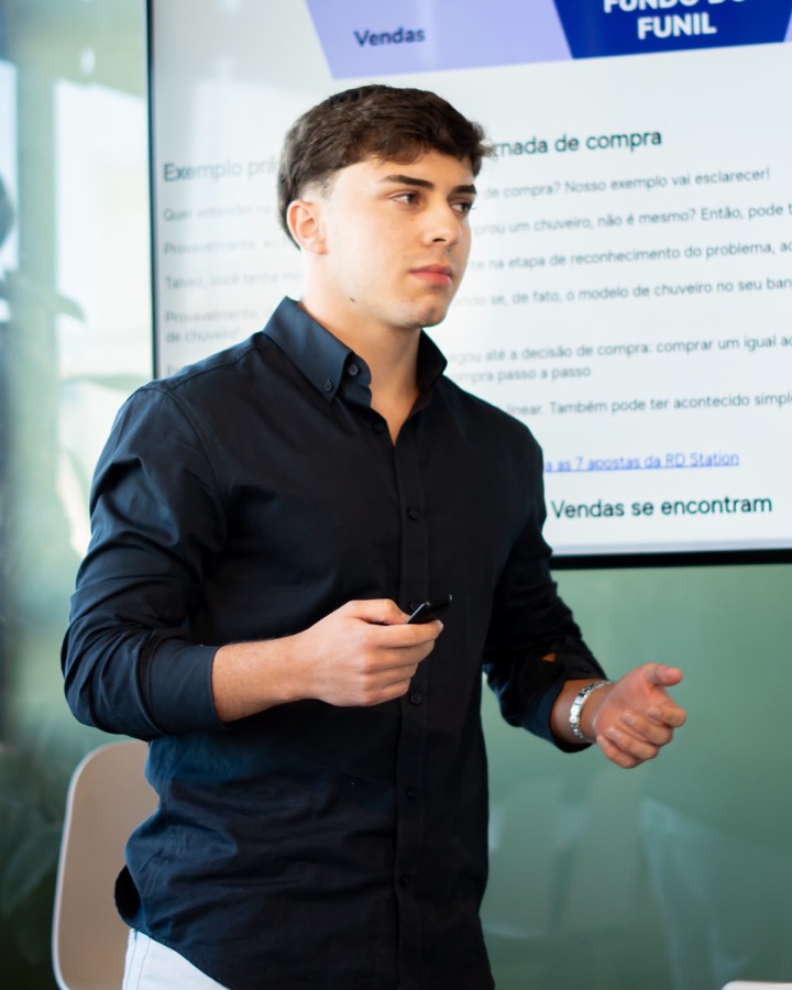 Guilherme Macedo apresentando a metodologia PDV